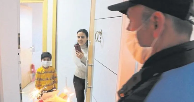 Sağlık çalışanı anneyi ağlatan doğum günü sürprizi