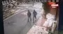 İstanbul’da güpegündüz yaşanan kapkaç dehşeti kamerada | Video