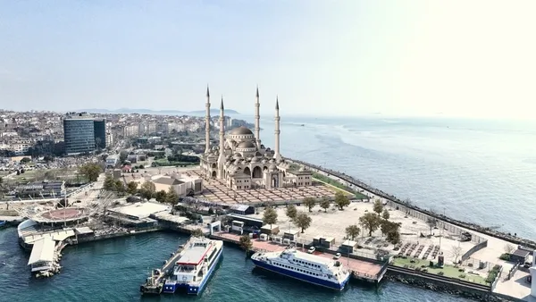 kadikoy-rihtim-cami-insaati-basladi-3-yilda-bitirilmesi-planlanan-cami-4-minareli-olacak-1785326721252.jpg
