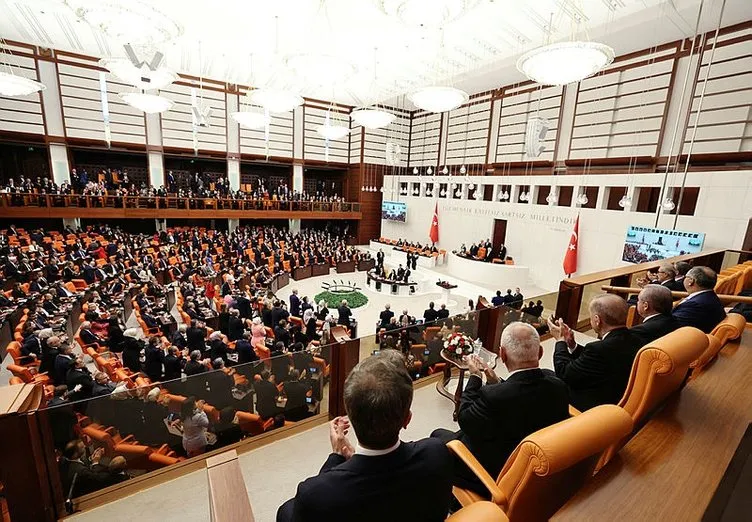 HDP’li vekiller yine bildiğiniz gibi! İstiklal Marşı okunurken dudakları bile kıpırdamadı!