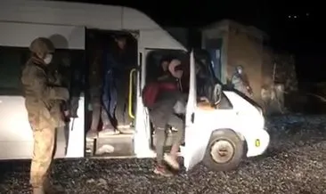 15’er kişilik iki minibüsten 63 kaçak göçmen çıktı
