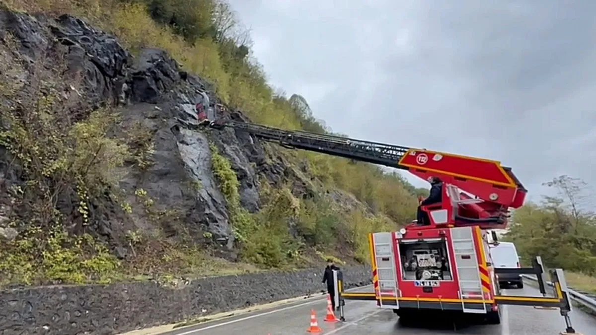 Amasra’da kayalardan sarkan kablolar ekipleri harekete geçirdi! Amasra’da kayalardan sarkan kablolar ekipleri harekete geçirdi!