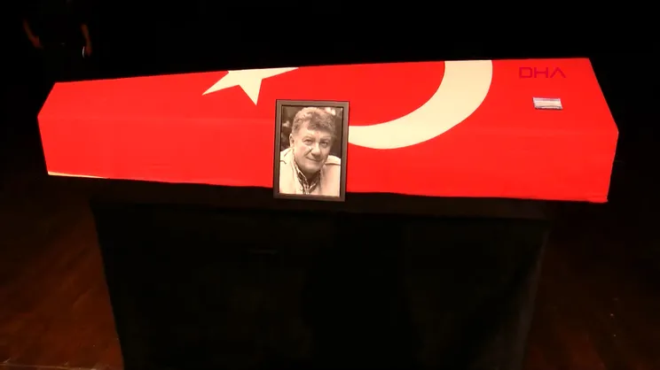 Tarık Ünlüoğlu'nun cenaze töreninde eşinin sözleri yürekleri dağladı