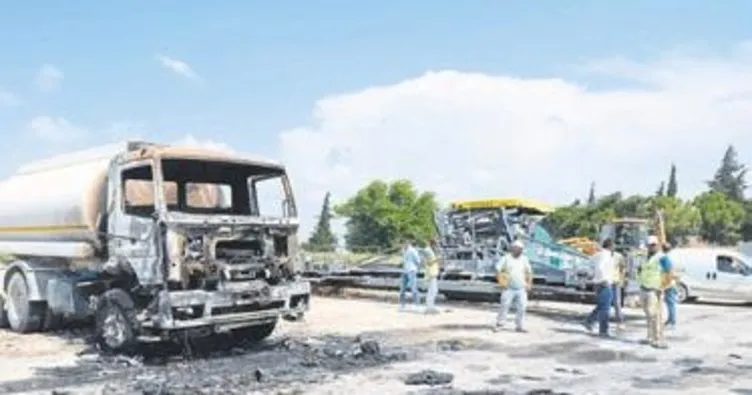 Hatay’da karayolunda çalışan araçlar yandı