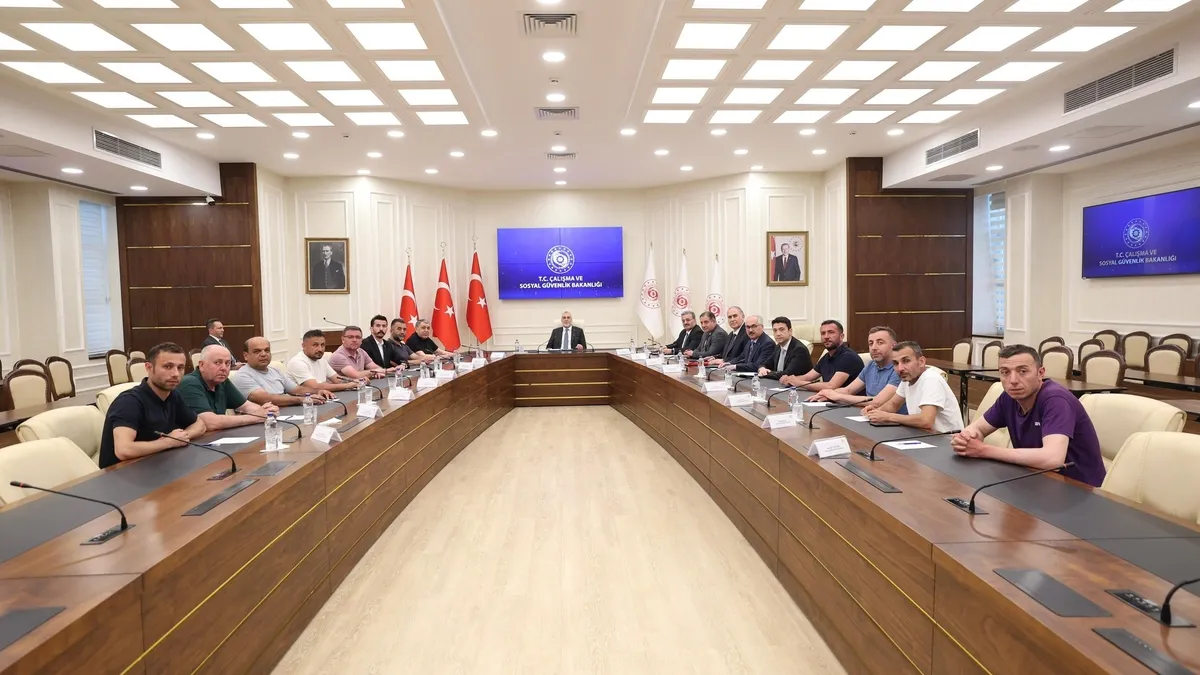 Bakan Işıkhan, madencileri makamında kabul etti Bakan Işıkhan, madencileri makamında kabul etti