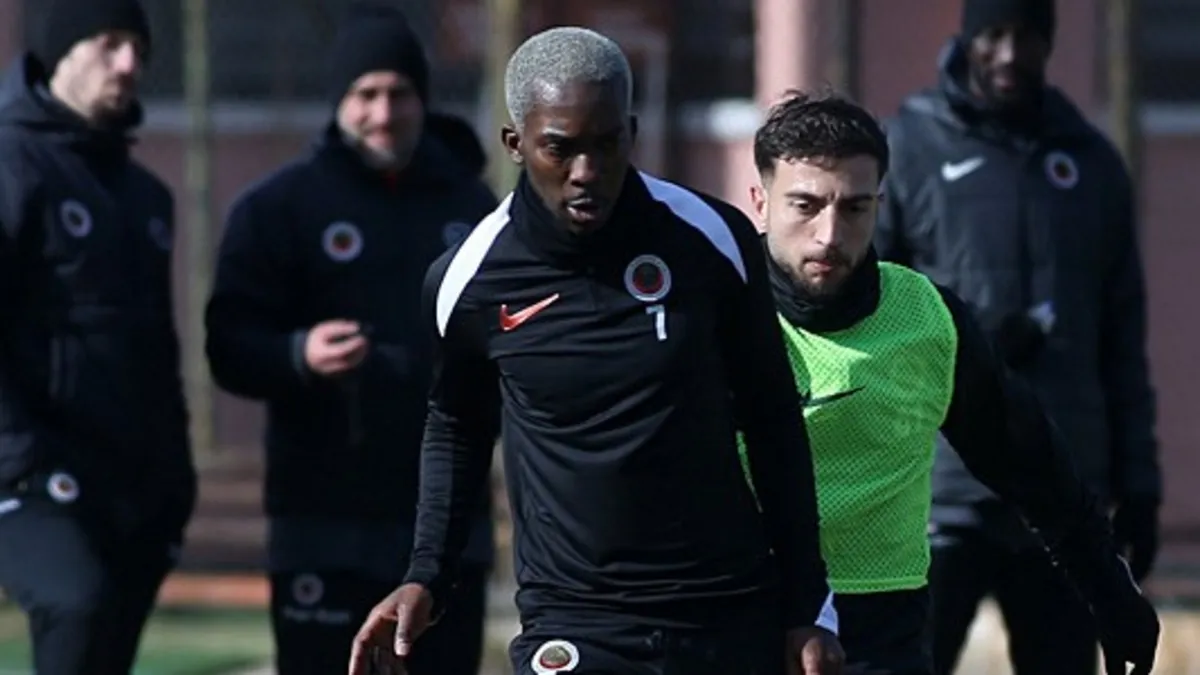 Gençlerbirliği Basın Sözcüsü Şanal: “Onyekuru takımda kalacak” Gençlerbirliği Basın Sözcüsü Şanal: “Onyekuru takımda kalacak”