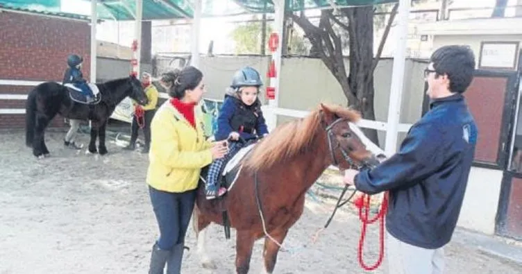 Çocuklara atla terapi yapılıyor