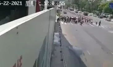 Çin’de araç dehşet saçtı! Yayaların arasına daldı