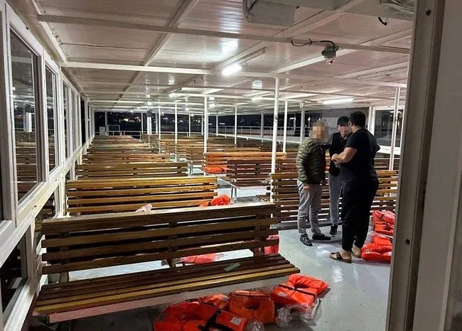 İstanbul Boğazı’nda korku dolu dakikalar! Yolcu vapuru, yük gemisi ile çarpıştı: O anlar kamerada