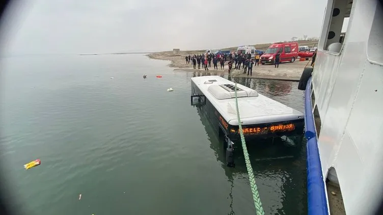 Göl kenarında akılalmaz kaza! Halk otobüsü sulara gömüldü: Devreye dalgıçlar girdi
