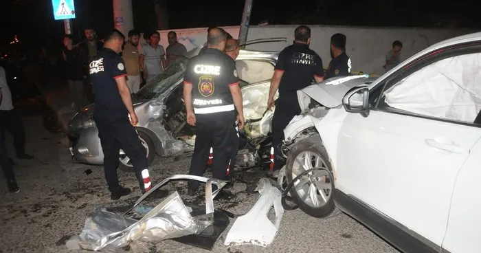Cizre’de 2 otomobil kafa kafaya çarpıştı: 3 yaralı