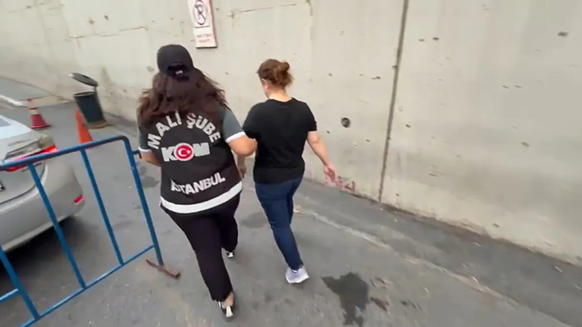 SON DAKİKA... AHBAP Derneği soruşturmasında gözaltına alınan 45 şüpheli adliyeye sevk edildi. haber görseli