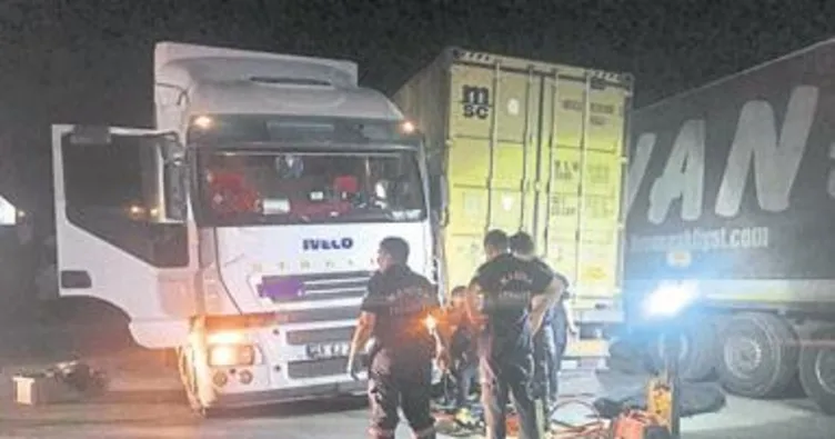 2 tırın arasında kalan sürücü öldü