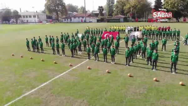 Bursaspor'un altyapı oyuncularından 29 Ekim Cumhuriyet Bayramı koreografisi