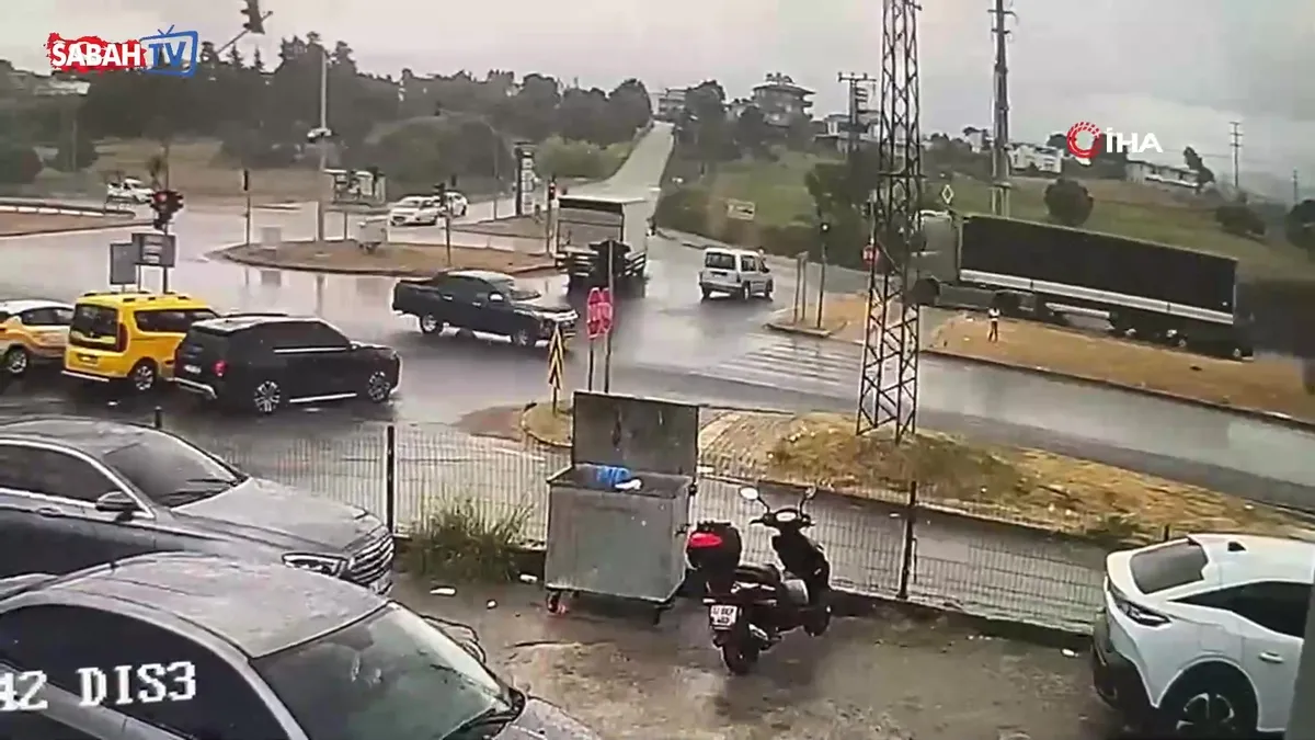 Antalya’da tır, ışıkta yavaşlayan otomobile çarpıp altında sürükledi: O anlar kamerada videosunu izle Antalya’da tır, ışıkta yavaşlayan otomobile çarpıp altında sürükledi: O anlar kamerada videosunu izle