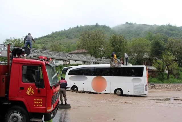 Yolcu otobüsü sele kapıldı