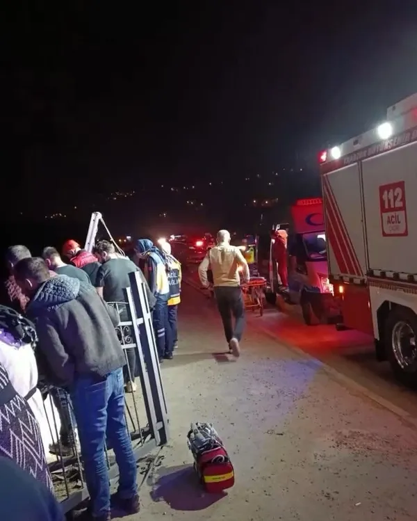 direksiyon-hakimiyetini-kaybetti-dereye-uctu-5-yarali-1792339990806.jpg