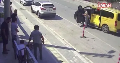 Taksiyle çarpışan motosiklet sürücüsü, fırlayarak girdiği camda asılı kaldı! O anlar kamerada | Video
