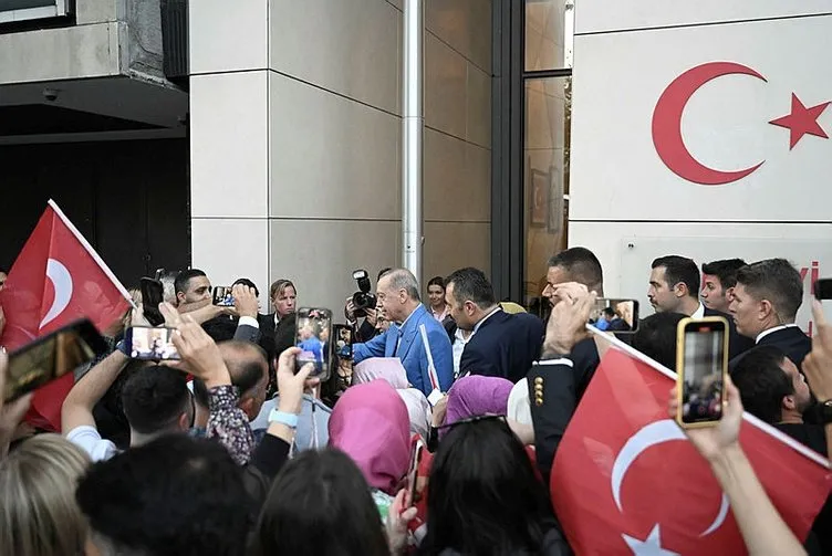 ABD’ye giden Başkan Erdoğan’a New York’ta sevgi seli! İnsanlar Türkevi’ne akın etti