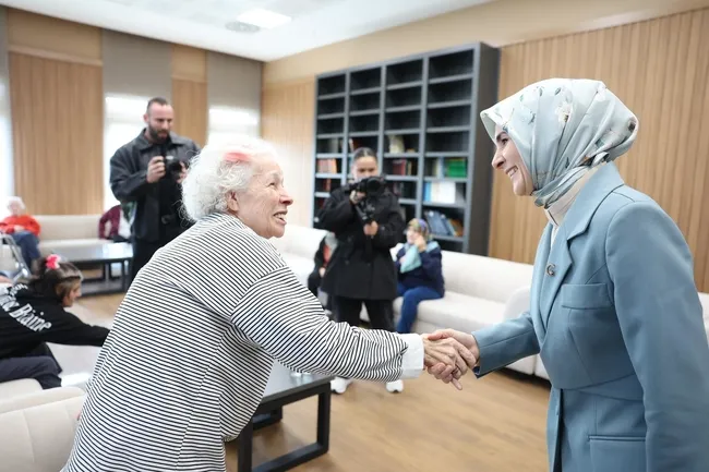 aile-bakani-mahinur-ozdemir-goktas-turkiye-dogurganlik-hizinda-kritik-esigin-altina-dusmus-durumda-1767764497581.jpg Aile Bakanı Mahinur Özdemir Göktaş'tan kadınlara doğum izni müjdesi: Meclis'e sunulacak!