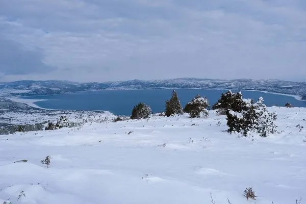 Vali Arslantaş vatandaşları Salda gölü manzaralı kayak merkezine davet etti