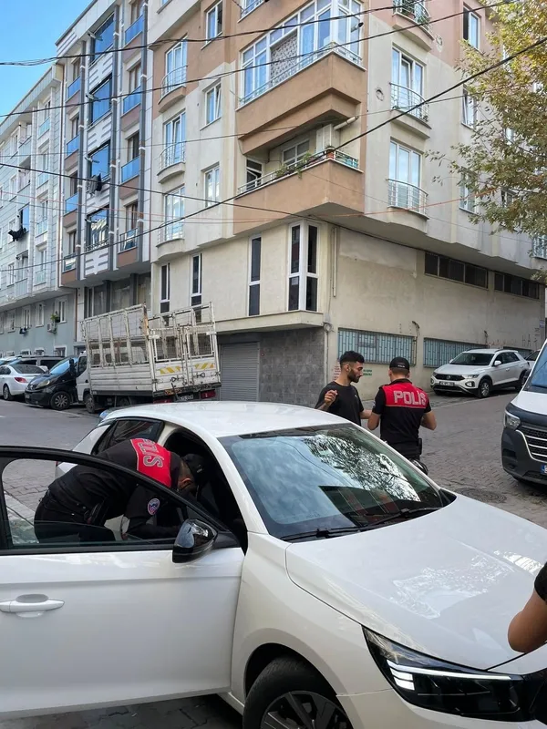 esenyurtta-sok-uygulama-kalabalik-noktalara-ozel-denetim-yapildi-1727595229104.jpg