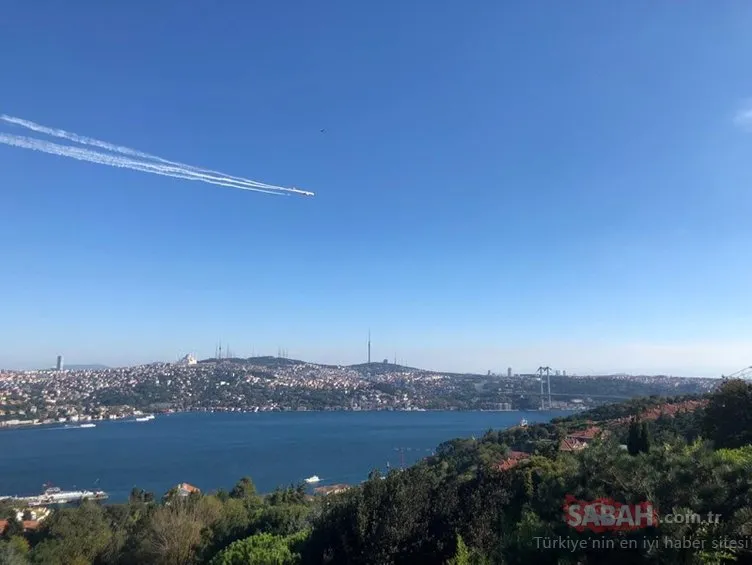 Türk Yıldızları THY uçağı Tarihi Yarımada ve İstanbul Boğazı üzerinde uçuş yaptı