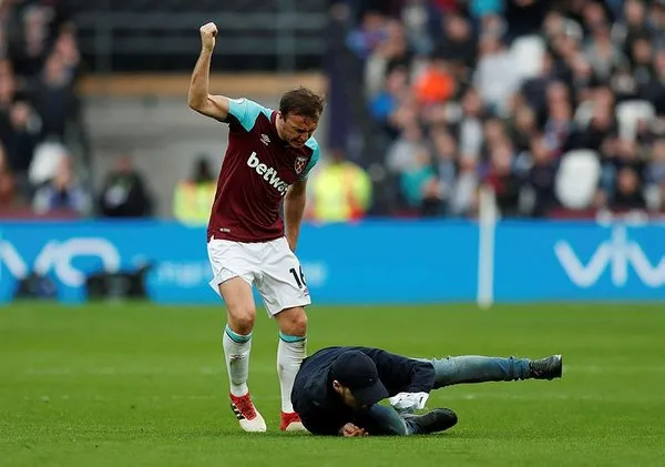 West Ham United-Burnley maçında saha karıştı!