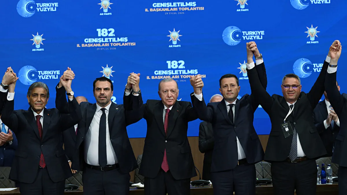 SON DAKİKA | AK Parti'ye yeni katılımlar! Rozetlerini bizzat Başkan Erdoğan taktı haber görseli
