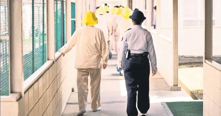 Sosyalleşmek için cezaevine giriyorlar