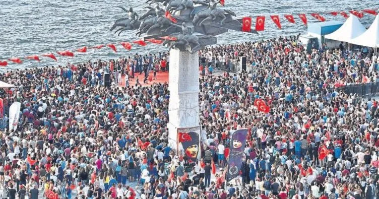 İzmir’in kurtuluşu coşkuyla kutladı
