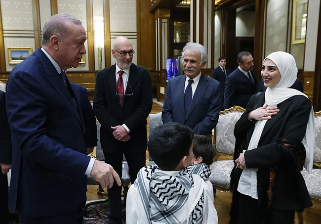 baskan-erdogan-cumhurbaskanligi-kultur-ve-sanat-buyuk-odulleri-sahiplerini-kabul-etti-1766096607777.jpg Başkan Erdoğan, 'Cumhurbaşkanlığı Kültür ve Sanat Büyük Ödülleri' sahiplerini kabul etti