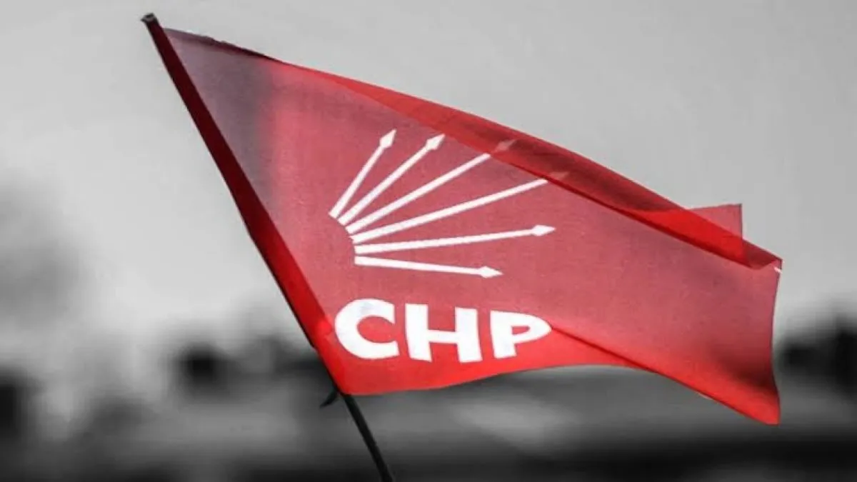 İzmir’de işçi kıyımı CHP’yi böldü: Meclis üyesiyle ilçe başkanı sosyal medya üzerinden birbirine girdi!