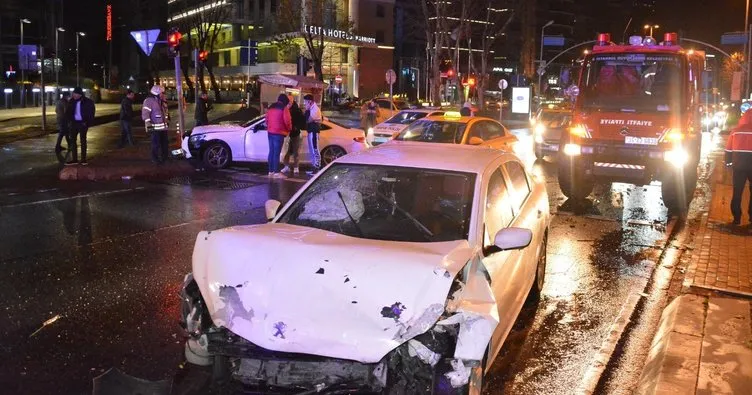 Şişli’de iki otomobil çarpıştı: 5 yaralı