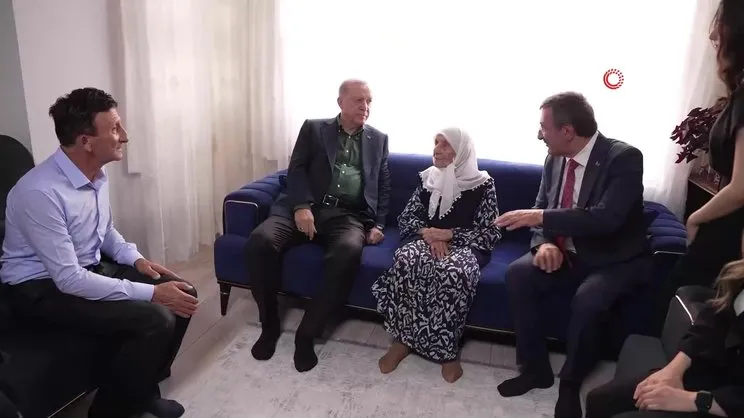Cumhurbaşkanı Erdoğan, 99 yaşındaki şehit annesini ziyaret etti