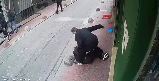 istanbulda-guvenlik-gorevlisi-alkollu-adami-olduresiye-darp-etti-polise-gidip-adam-dovdum-dedi-1764410253373.jpeg