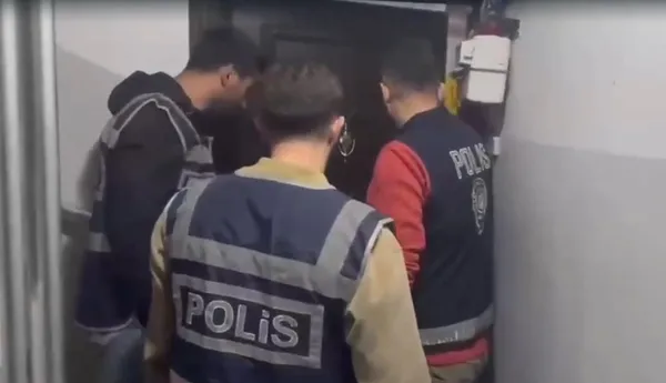 izmirde-akillara-durgunluk-veren-olay-50-yillik-hapis-cezasi-bulunan-firari-bakin-nereye-saklanmis-1777808885900.jpg