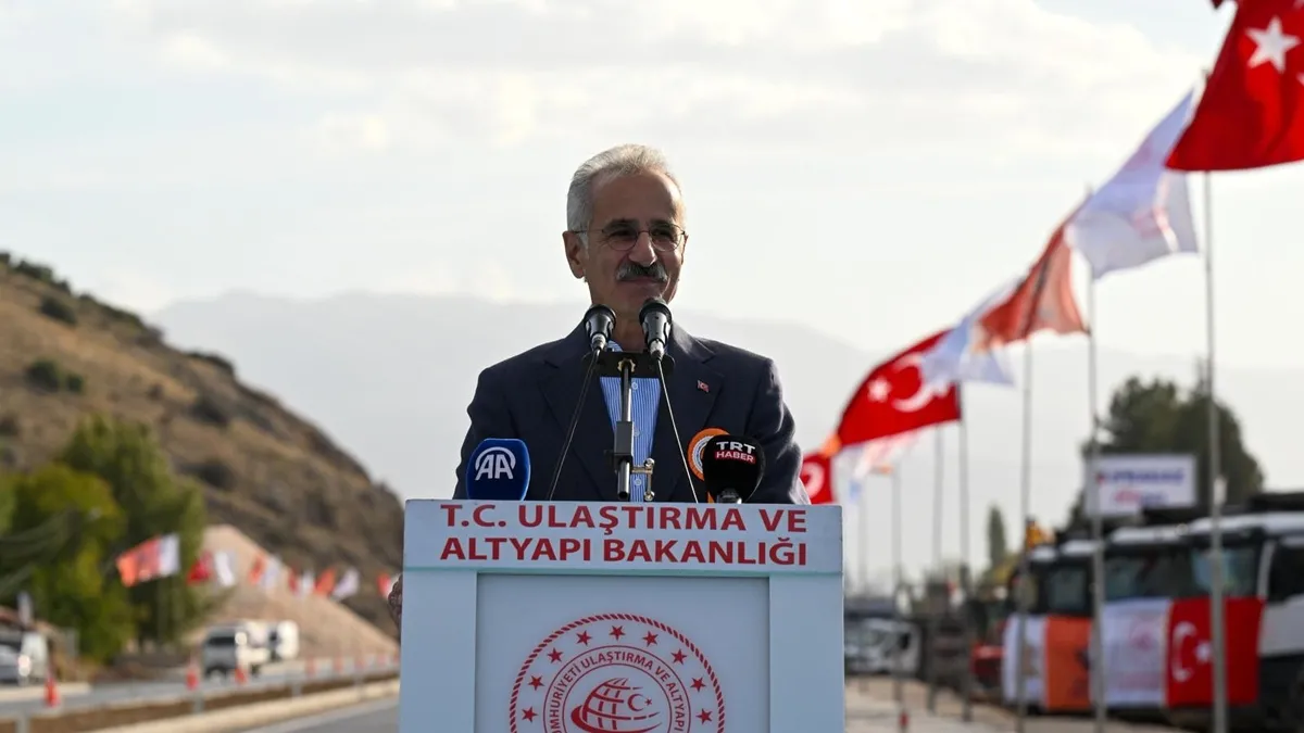 Türkiye’nin bölünmüş yol uzunluğu 30 bin km’yi aştı! Başkan Erdoğan törene katılacak Türkiye’nin bölünmüş yol uzunluğu 30 bin km’yi aştı! Başkan Erdoğan törene katılacak