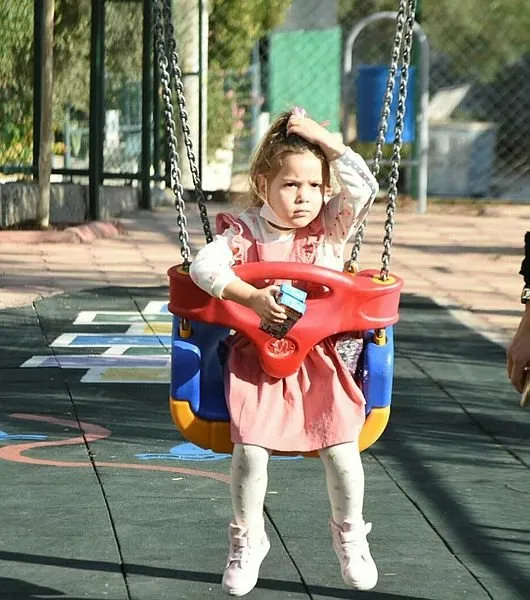 İzmir depreminin simgesi Ayda, annesinin adı verilen parkta oynadı! Babadan  yürek burkan sözler - Son Dakika Yasam Haberleri