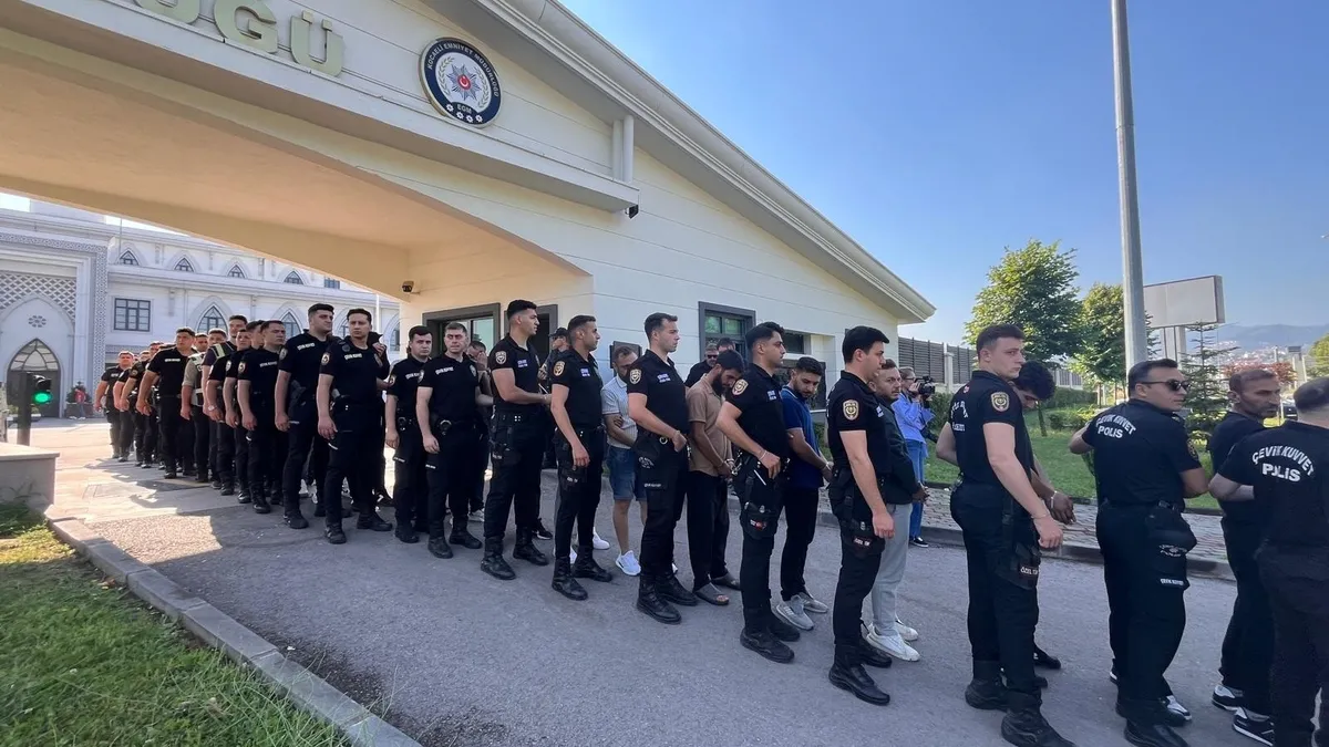 Kocaeli merkezli 27 ilde yasa dışı bahis operasyonu: 119 şüpheli adliyeye sevk edildi! Kocaeli merkezli 27 ilde yasa dışı bahis operasyonu: 119 şüpheli adliyeye sevk edildi!