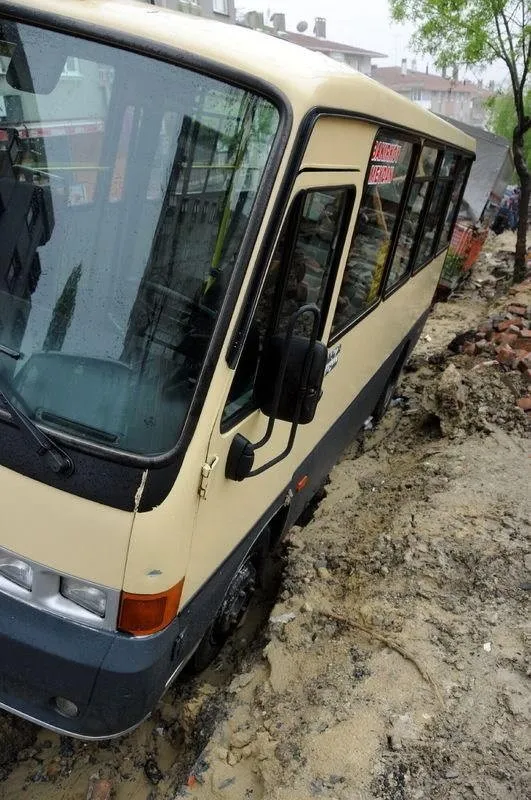 Yol araçları yuttu