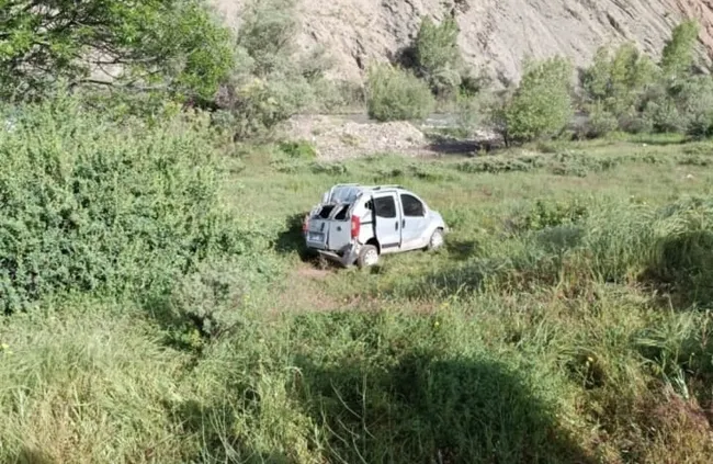 tuncelide-hafif-ticari-arac-tarlaya-devrildi-2i-cocuk-6-yarali-1685872014618.jpg