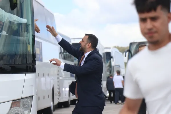 300-otobusluk-ak-parti-konvoyu-yola-cikti-istanbul-teskilatindan-ankaraya-15-bin-kisilik-cikarma-1786702729762.jpg 300 otobüslük AK Parti konvoyu yola çıktı! İstanbul teşkilatından Ankara'ya 15 bin kişilik çıkarma