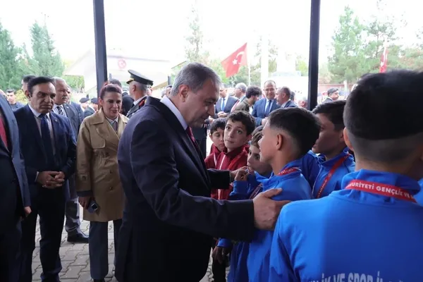 sanliurfada-29-ekim-coskusu-osmanbey-sehitligindeki-torenle-basladi-1793196971455.jpg
