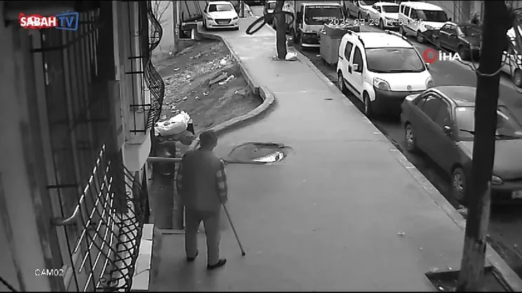 Horozun saldırdığı kadın defalarca kez yere düştü, ayağa kalkınca o da horoza saldırdı | Video