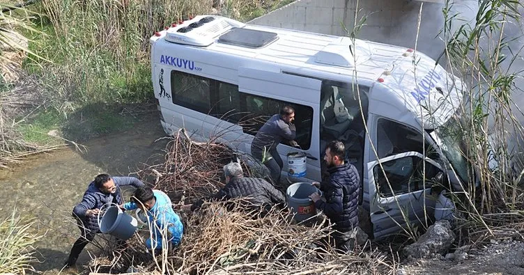 Mersin’de yolcu minibüsü dereye yuvarlandı: 1 ölü, 13 yaralı