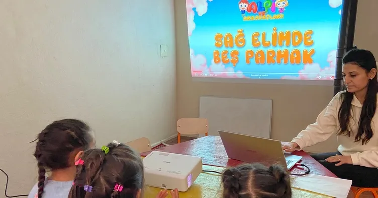 Eğitim aşkıyla köy köy dolaşıyor