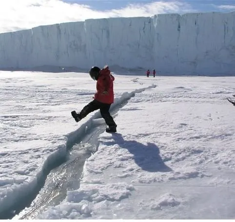 Antartika’da kopan İstanbul’dan büyük buzulu görüntülediler