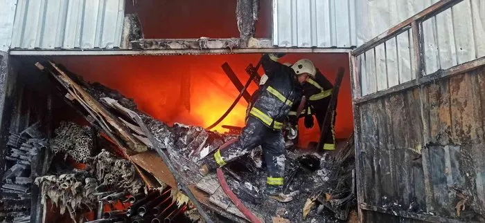 10 araç ve 26 personelle müdahale edilen yangın 2 saatte kontrol altına alındı