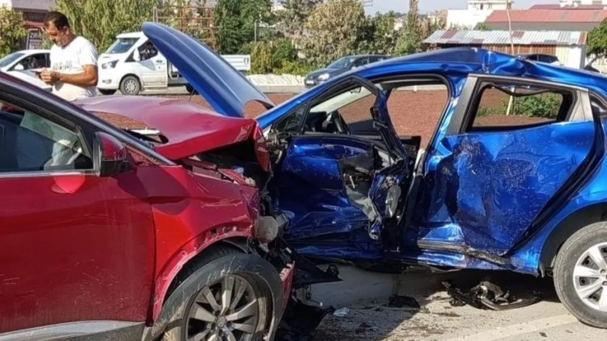 Hatay'da iki otomobil çarpıştı: 5 yaralı